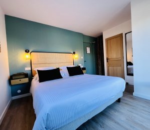 Double Room with Terrace or Balcony Lake View in Savines-le-Lac Double Room with Terrace or Balcony Lake View in Savines-le-Lac